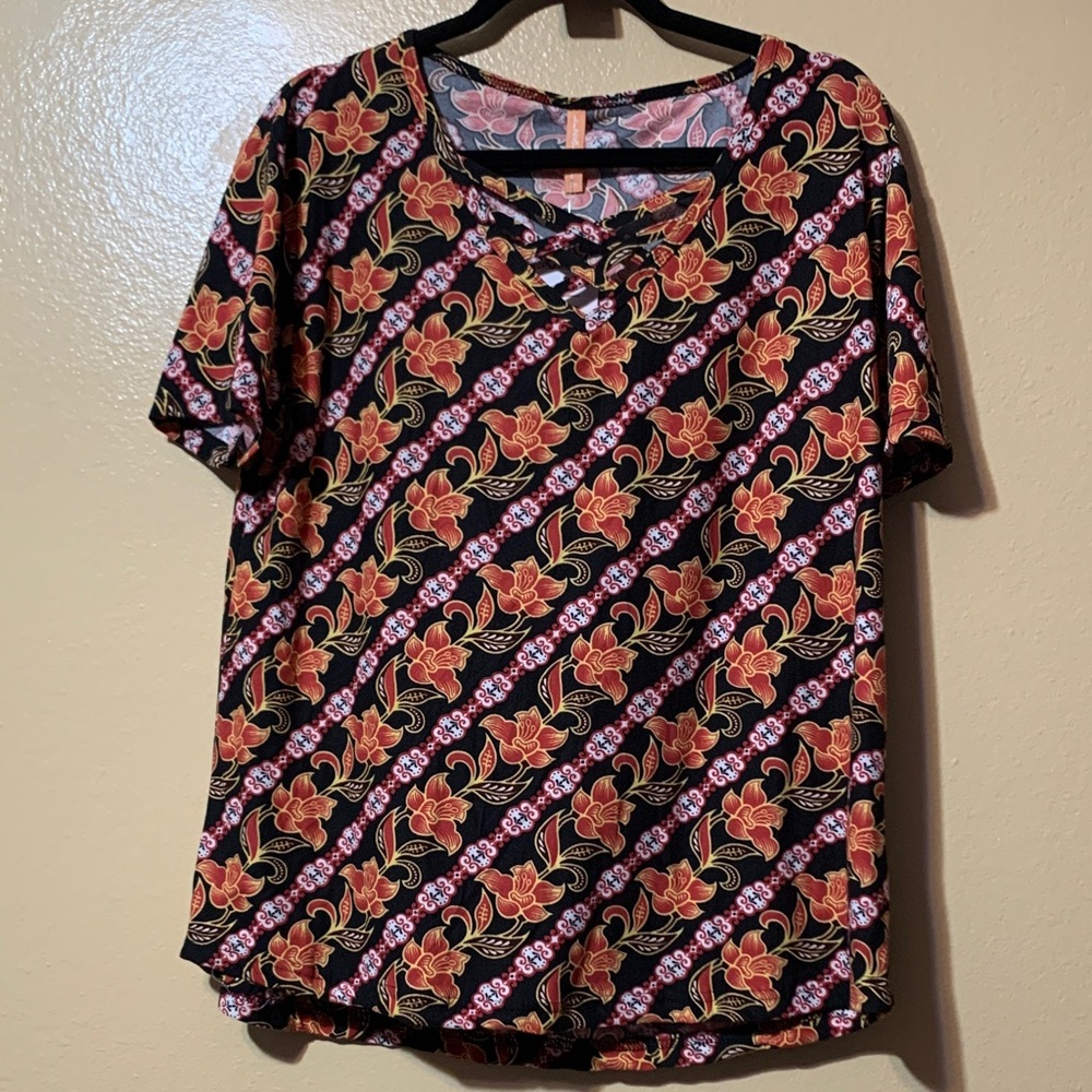 #390 3x Liz & lilli NWT super soft Floral Print fabric with crisscross front